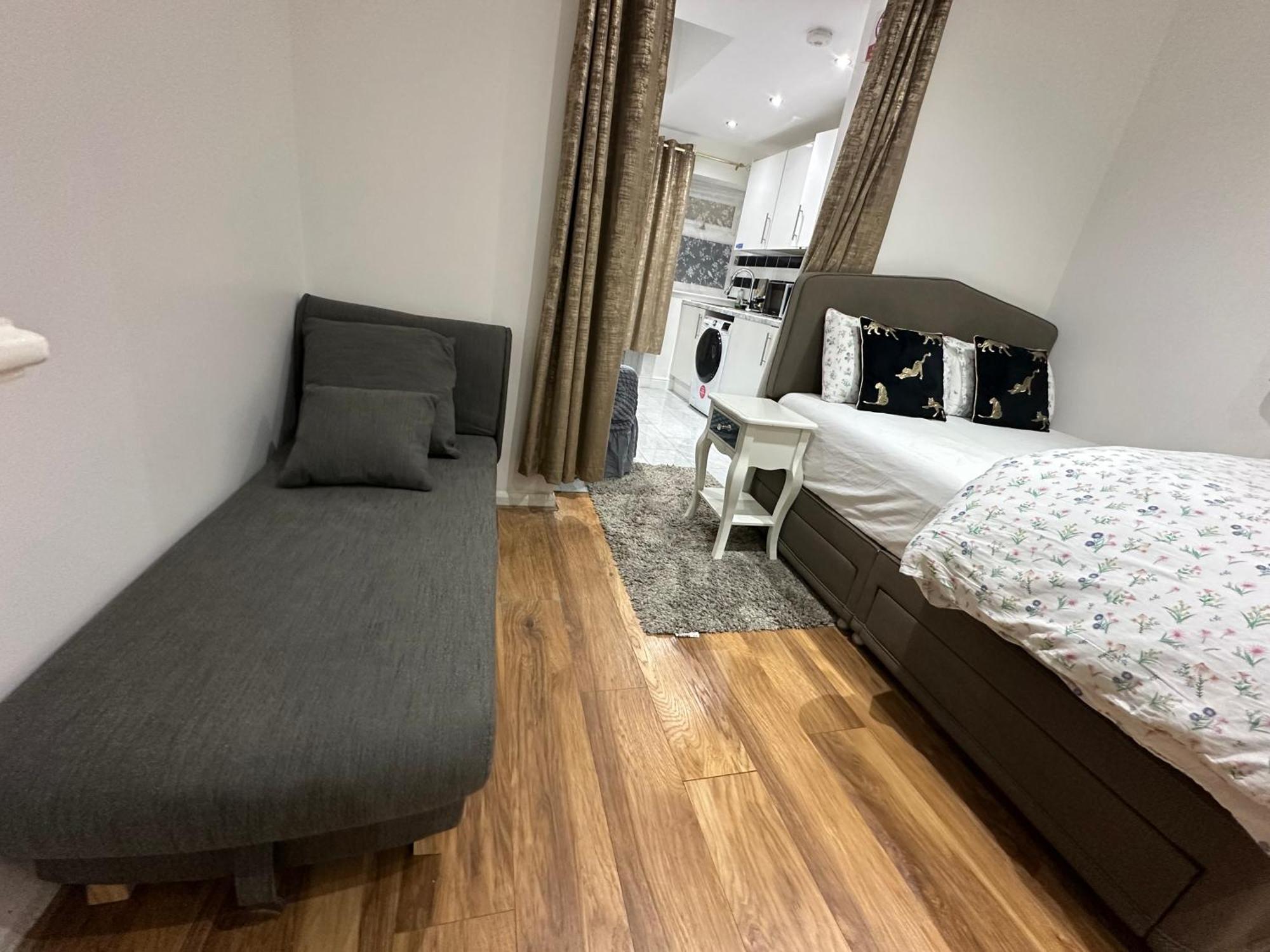 4Th Studio Flat With Private Own Bathroom A London Luxury Family Home Setup And Furnished With Double Bed Plus A Double Futon-Sofa Bed A Single Futon Bed A Baby Cot And Garden And Free Parking 外观 照片