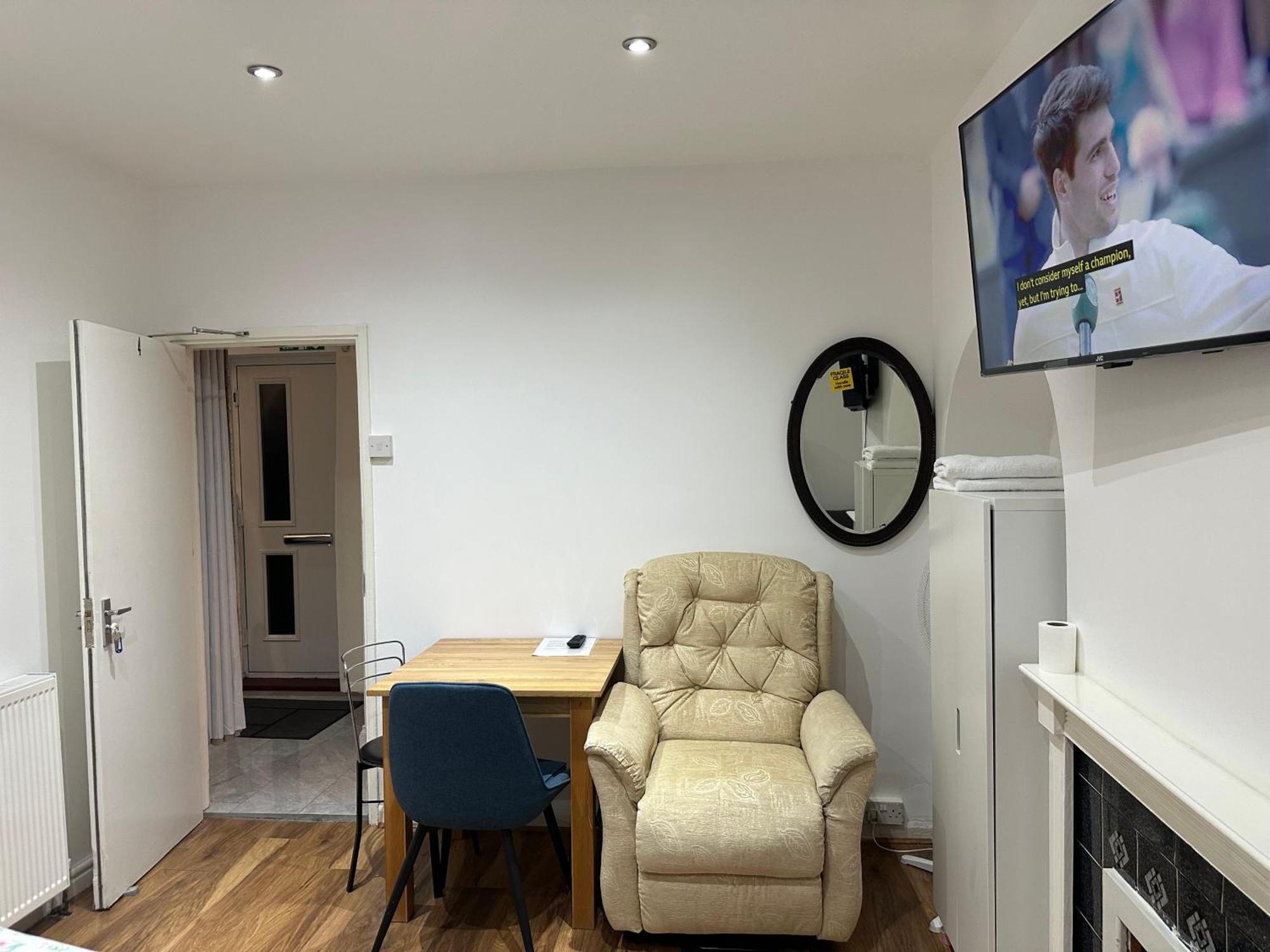 4Th Studio Flat With Private Own Bathroom A London Luxury Family Home Setup And Furnished With Double Bed Plus A Double Futon-Sofa Bed A Single Futon Bed A Baby Cot And Garden And Free Parking 外观 照片