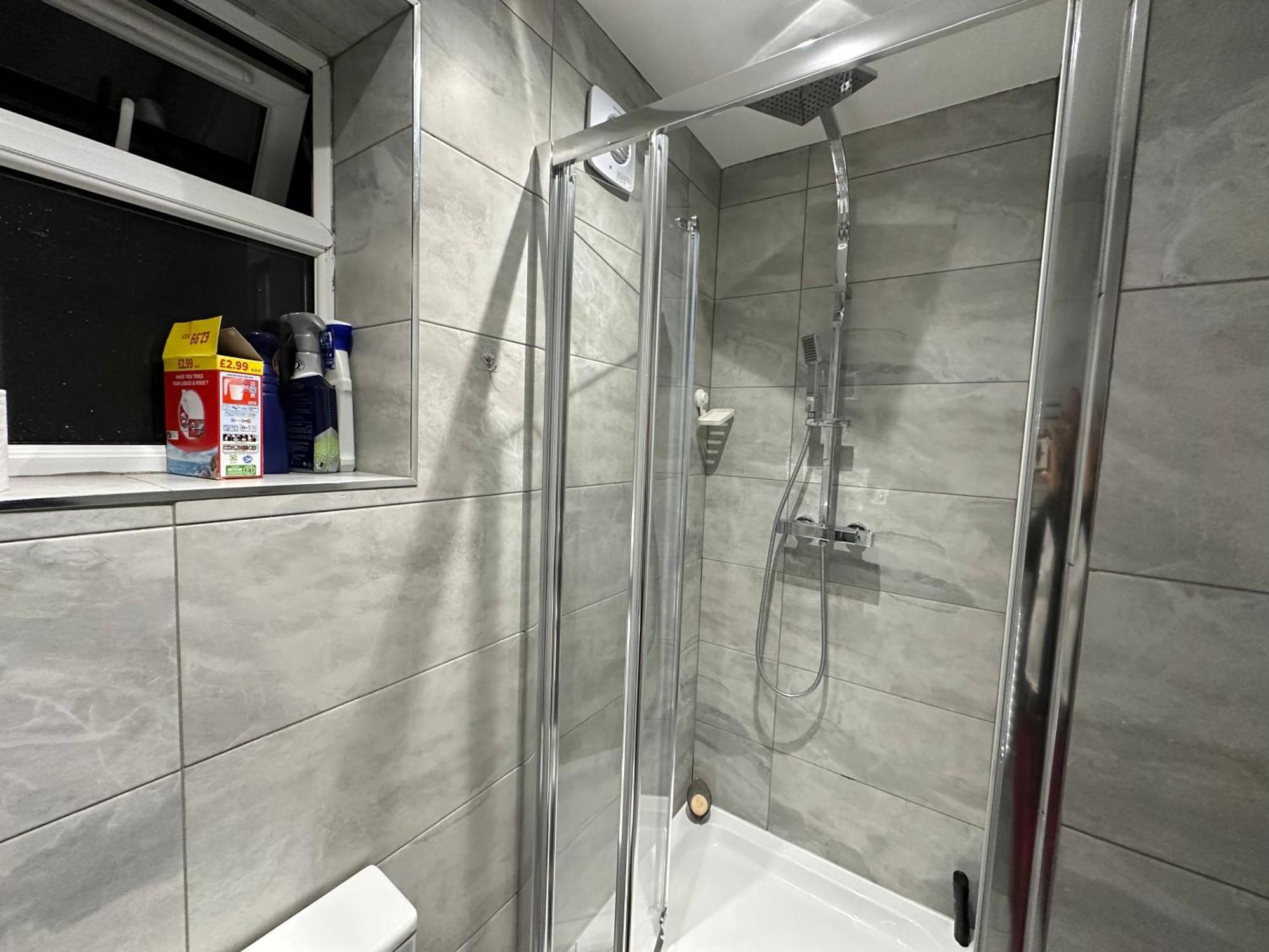 4Th Studio Flat With Private Own Bathroom A London Luxury Family Home Setup And Furnished With Double Bed Plus A Double Futon-Sofa Bed A Single Futon Bed A Baby Cot And Garden And Free Parking 外观 照片