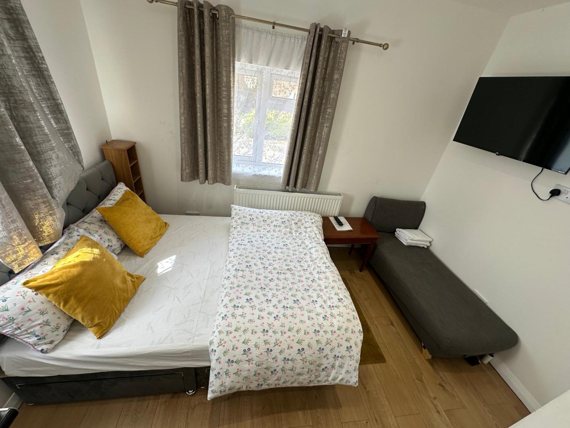 4Th Studio Flat With Private Own Bathroom A London Luxury Family Home Setup And Furnished With Double Bed Plus A Double Futon-Sofa Bed A Single Futon Bed A Baby Cot And Garden And Free Parking 外观 照片